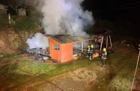 Casa é destruída por incêndio no interior de Brunópolis