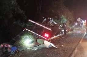 Motorista fica ferido após carreta tombar na SC-355 