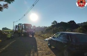 Homem morre e mulher fica ferida após carro sair da pista e tombar