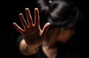 Mulher aciona a polícia após flagrar companheiro assediando a neta