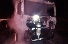 Incêndio destrói caminhão durante a madrugada em Santa Cecília