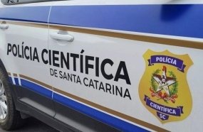 Mulher é encontrada morta em casa e companheiro é procurado pela polícia
