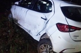 Carro furtado capota em plantação após suspeito invadir propriedade rural 