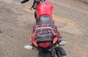 Polícia Militar apreende moto após condutor fugir e colidir na viatura