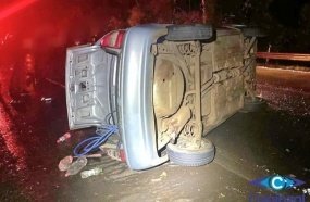 Carro tomba após colisão envolvendo três veículos na SC-150