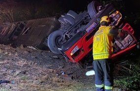 Condutor morre preso às ferragens após colisão e tombamento de carreta