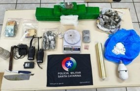 Polícia Militar flagra jovens embalando drogas durante busca em residência 