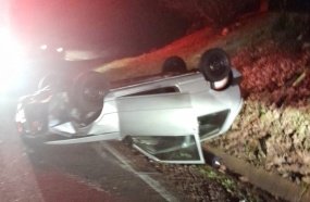 Jovem fica ferido após carro sair da pista e capotar na SC-464
