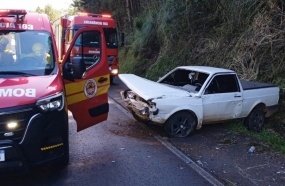 Colisão contra barranco deixa motorista de picape ferido na BR-282