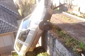 Carro cai em pátio de residência ao descer rampa de ré em Joaçaba