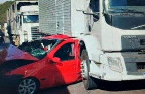 Carro é prensado entre carreta e caminhão após colisão na BR-282, em Joaçaba