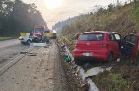 Casal morre preso às ferragens após colisão frontal na BR-470