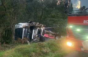 Motorista fica ferido após carreta tombar fora da pista na BR-282