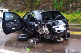 Vítima é ejetada de carro após colisão contra pedra em Herval d´Oeste