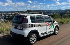 Homem é preso após tentar invadir casa da ex com uma foice em Joaçaba
