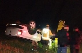 Jovem fica ferida após picape sair da pista e capotar na BR-470
