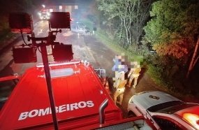Fuga após assalto termina em acidente com morte de vítima amarrada no porta-malas
