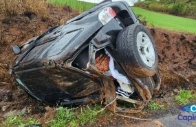 Buracos na pista provocam capotamento de carro na SC-390
