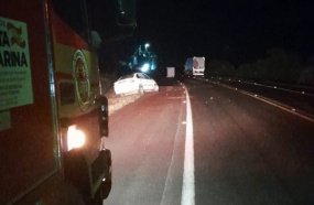 Colisão entre carro e carreta deixa motorista preso às ferragens na BR-153