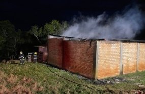 Incêndio atinge barracão de madeiras às margens da BR-470