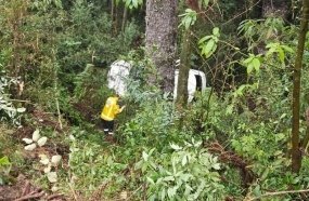 Carro capota em ribanceira após derrapar em óleo na SC-135