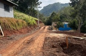 Vereador cobra fiscalização em obra de pavimentação atrasada em Joaçaba