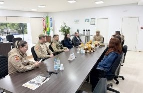 Prefeitura de Joaçaba entrega 850 mascotes do PROERD à Polícia Militar