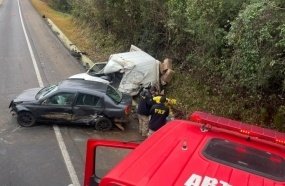 Motorista de utilitário morre em colisão com quatro veículos na BR-282