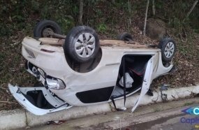 Motorista é socorrido por populares após capotar carro na SC-150