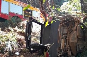 Motorista passa oito horas preso em carro capotado até ser encontrado 
