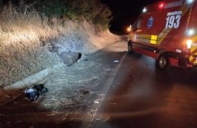 Jovem morre após motocicleta colidir em barranco na SC-451