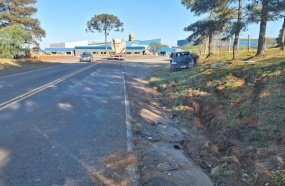 Carro atinge barranco após sair da pista em Água Doce