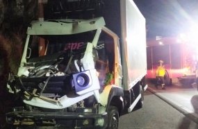 Colisão entre caminhões deixa duas pessoas presas às ferragens na BR-282