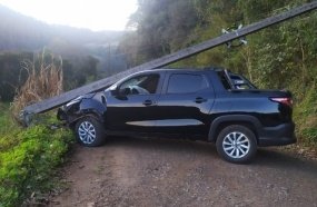Picape derruba poste de energia após colisão no interior de Ibicaré