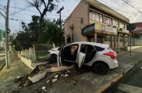 Mulher é presa por embriaguez após provocar acidente em Joaçaba