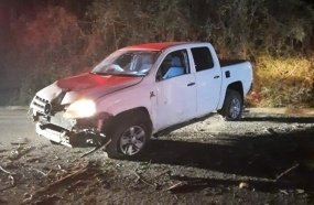 Colisão contra barranco deixa condutor de caminhonete ferido na SC-135