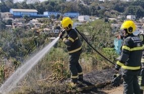 Incêndio em terreno baldio próximo a residências assusta moradores em Herval