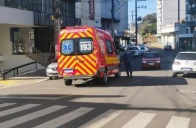 Motocicleta atropela mulher que atravessava rua fora da faixa de pedestres