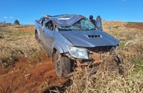 Idoso é socorrido após caminhonete sair da pista e capotar na SC-451