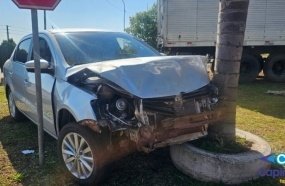 Carro sai da pista e atinge árvore após colisão em ônibus na SC-467