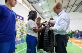 Governador entrega uniformes para alunos do ensino médio em Herval d´Oeste