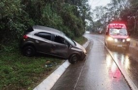 Condutora de 25 anos é socorrida após saída de pista na SC-453