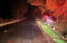 Motorista recusa bafômetro após carro sair da pista na SC-453