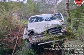 Caminhonete se envolve em acidente com carreta na SC-350