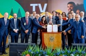 Lula assina decreto que regulamenta a TV 3.0 no Brasil