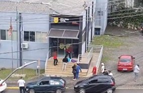 Mulher é agredida por populares após furtar carro e atropelar criança