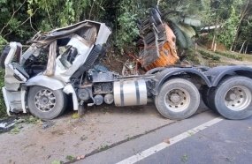 Caminhoneiro morre após carreta tombar e colidir contra barranco na SC-110