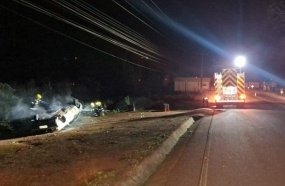 Carro pega fogo após sair da pista e capotar na SC-135