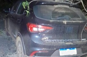 Carro é atingido por deslizamento de barranco na SC-465