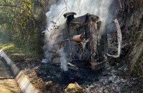 Veículo pega fogo depois de sair da pista e tombar na SC-453